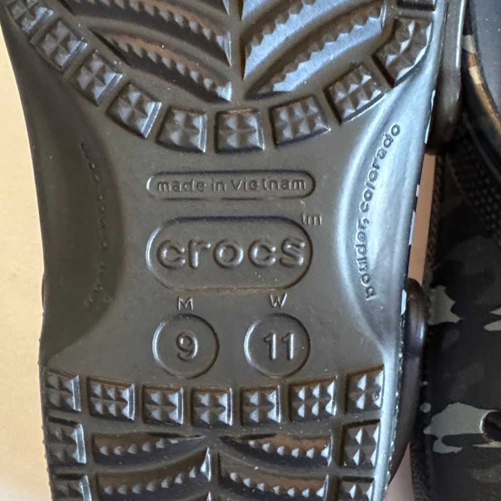 Crocs Camouflage Clogs size men 9 woman’s llama NWOT 252 - Picture 3 of 4